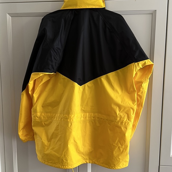 VTG Man’s Northern Escape Rain Coat - Picture 9 of 11